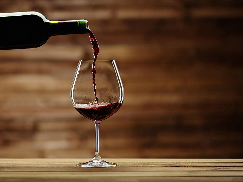 Как наливать вино в бокал