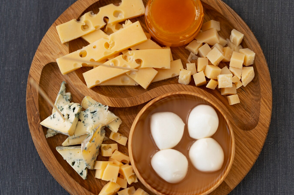 Разновидности сыров для сырной тарелки с медом. Сырная тарелка с джемом. 2-3 Разных сорта сыра на тарелке. Сыр объемный раскладка печать. Сыр понравился